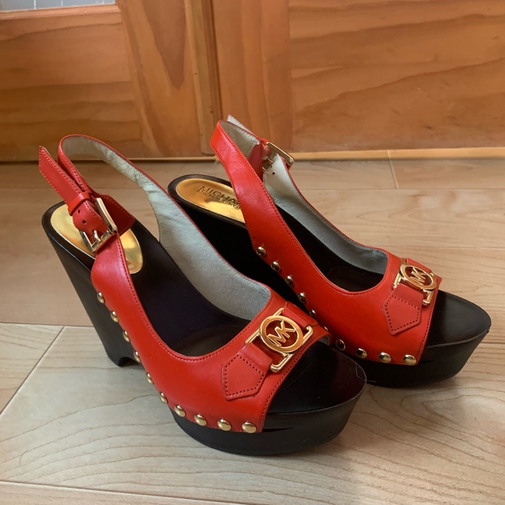 MICHAEL Kors Charm Res Sling Platform Pumps
